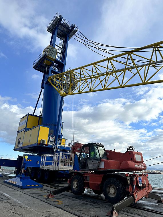 Mobile harbour crane