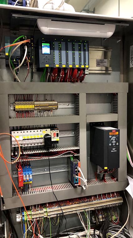 Panel with Siemens S7-1500 and drive