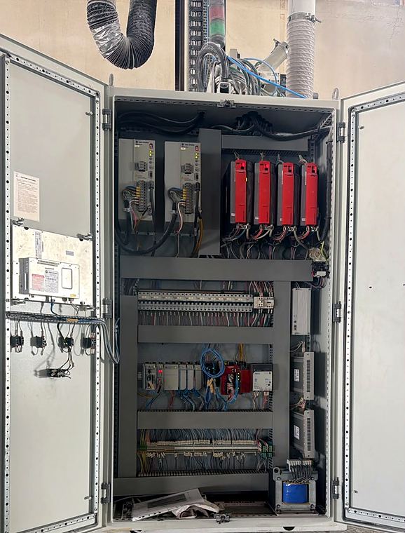 Two-door panel with servo drives